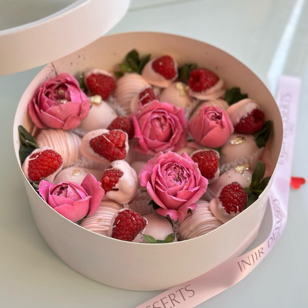 Fresas con flores y frambuesas