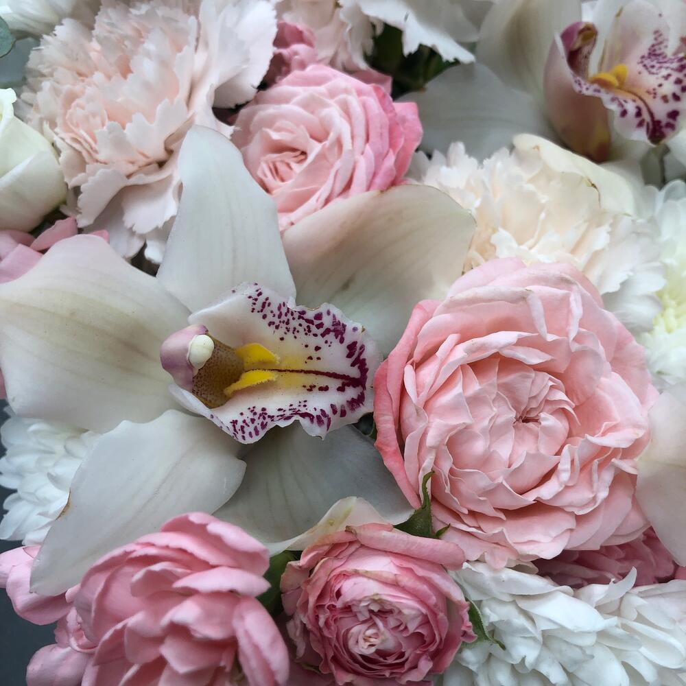 Невероятная корзина «Bloom Room» с орхидеями и пионовидными розами