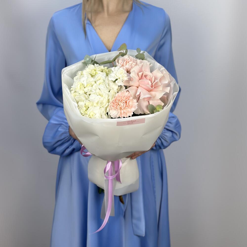 Нежный букет с французской розой и гортензией