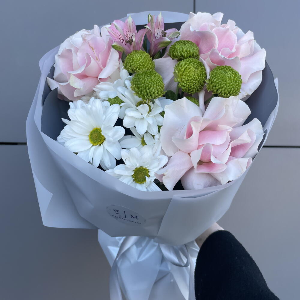 Букет с французскими розами и хризантемой в серой упаковке 🌸