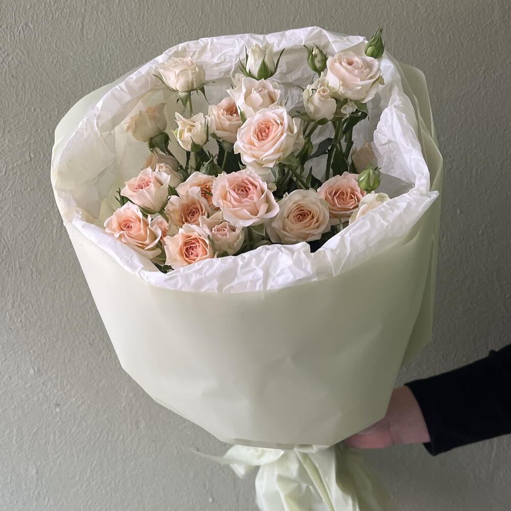 Букет из персиковых кустовых роз