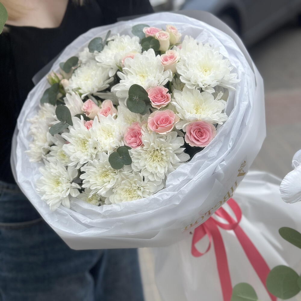 Букет Кустовые розы, хризантема, эвкалипт