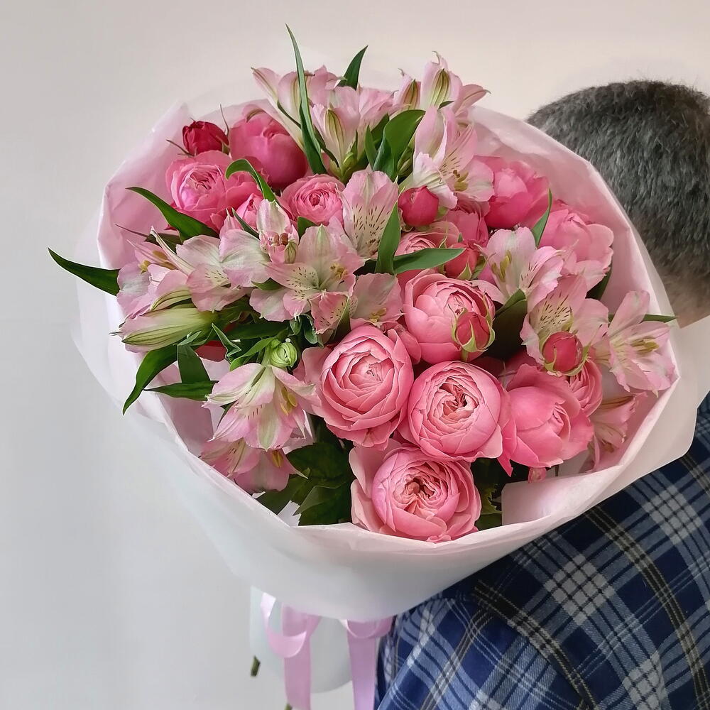 Элегантный букет из пионовидных кустовых роз Silva Pink и альстромерий