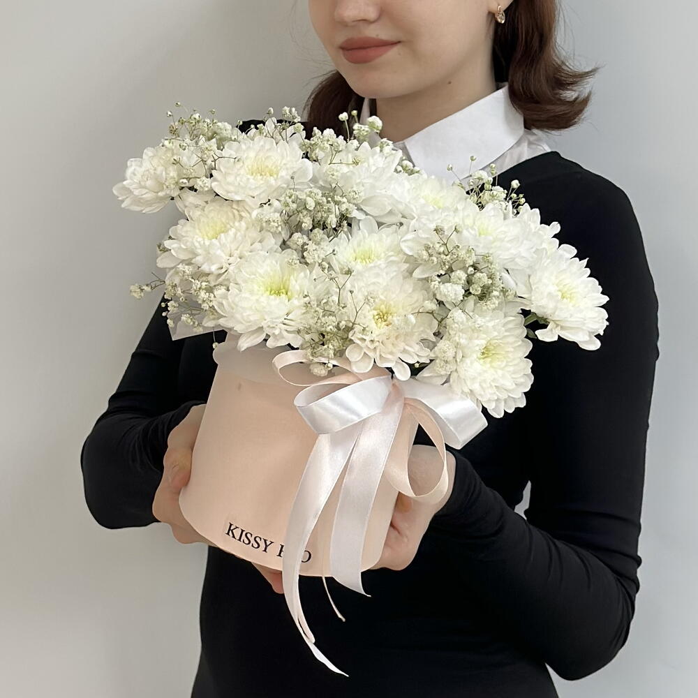 Композиция из белых кустовых хризантем