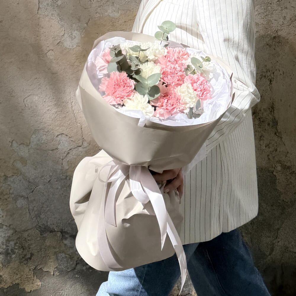 Трендовый букетик «Когда ковбои не умеют говорить о любви»  из диантусов MIX SPREY с эвкалиптом в техасском стиле