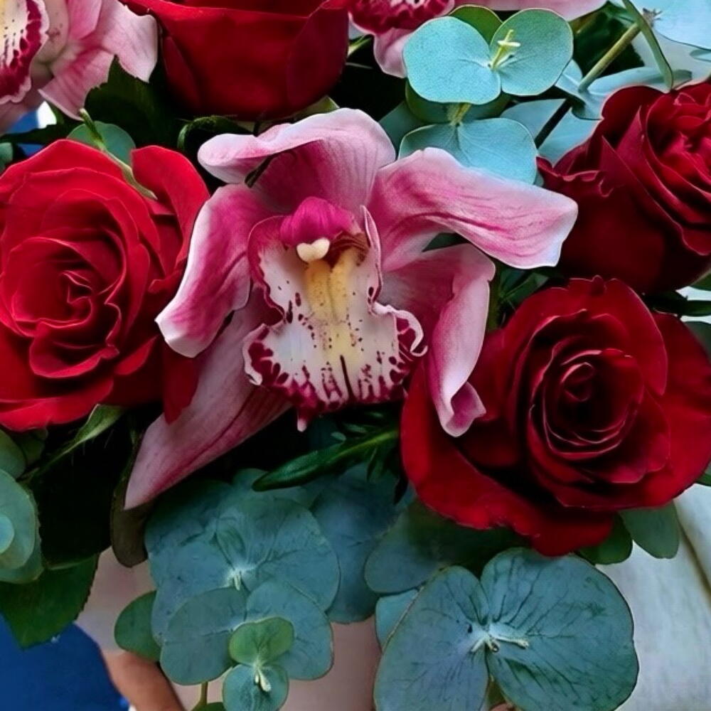 Орхидеи с розами и эвкалиптом в коробочке️🌺