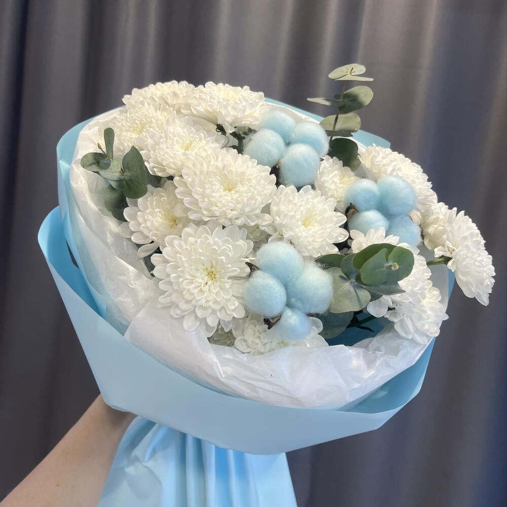 3 хризантемы с эвкалиптом и голубым хлопком💙