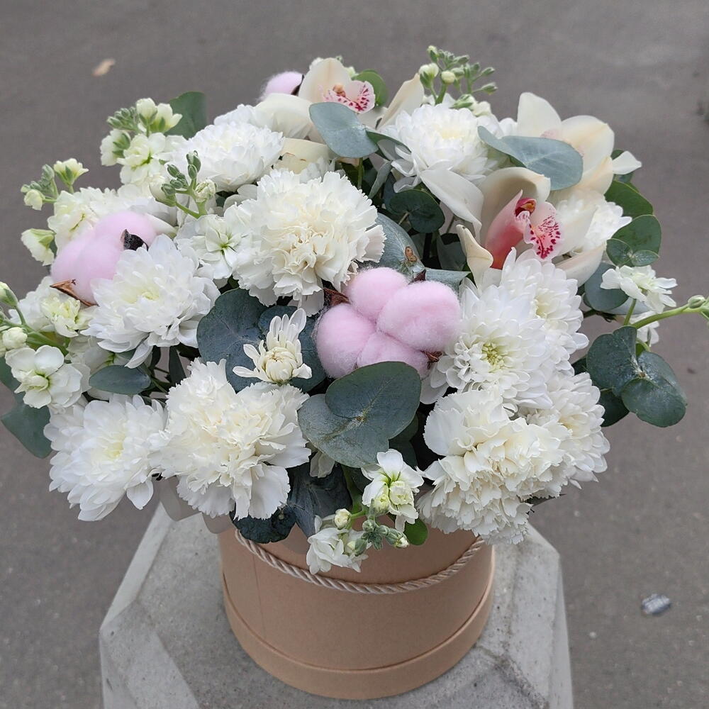 Коробка с цветами орхидея , хлопок , диантус