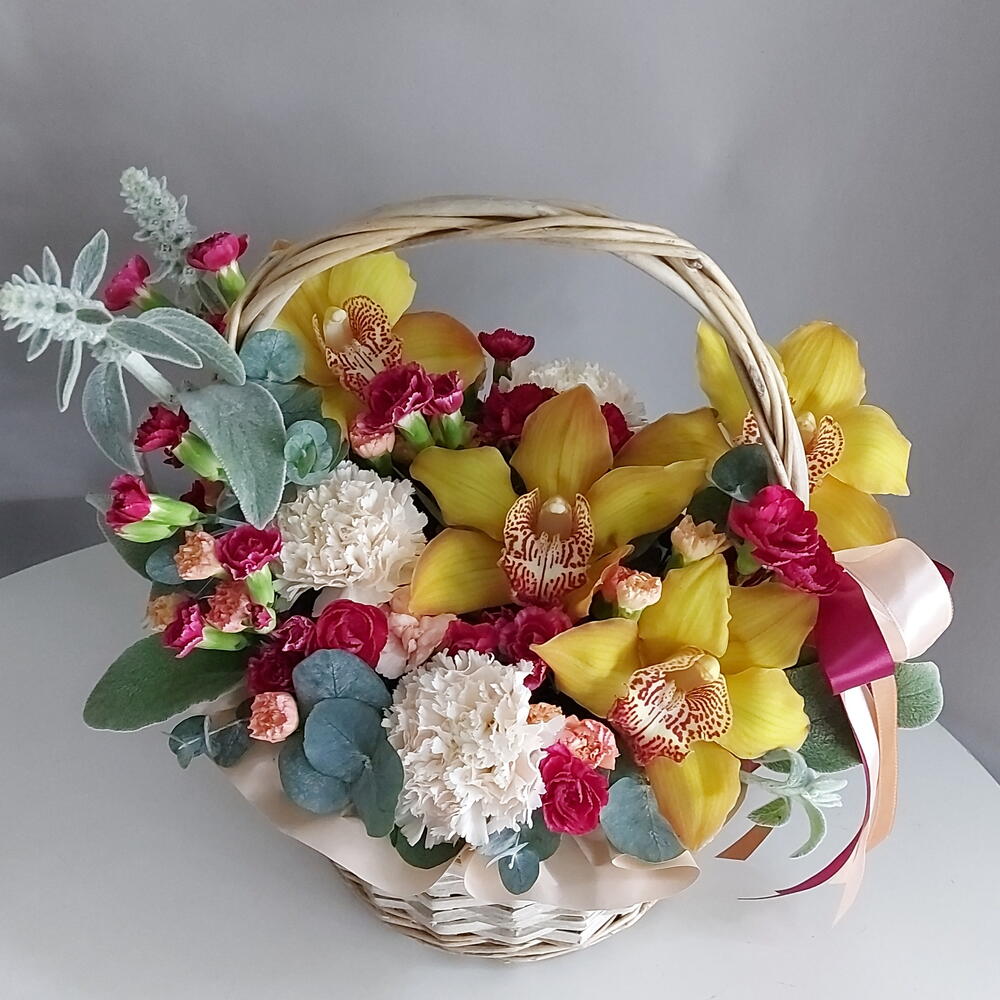 Корзина с орхидеями, диантусами, кустовой гвоздикой и эвкалиптом INVAZA