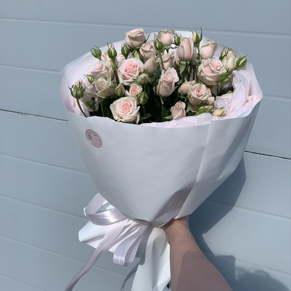 Нежный букет из кустовых кремово-розовых роз
