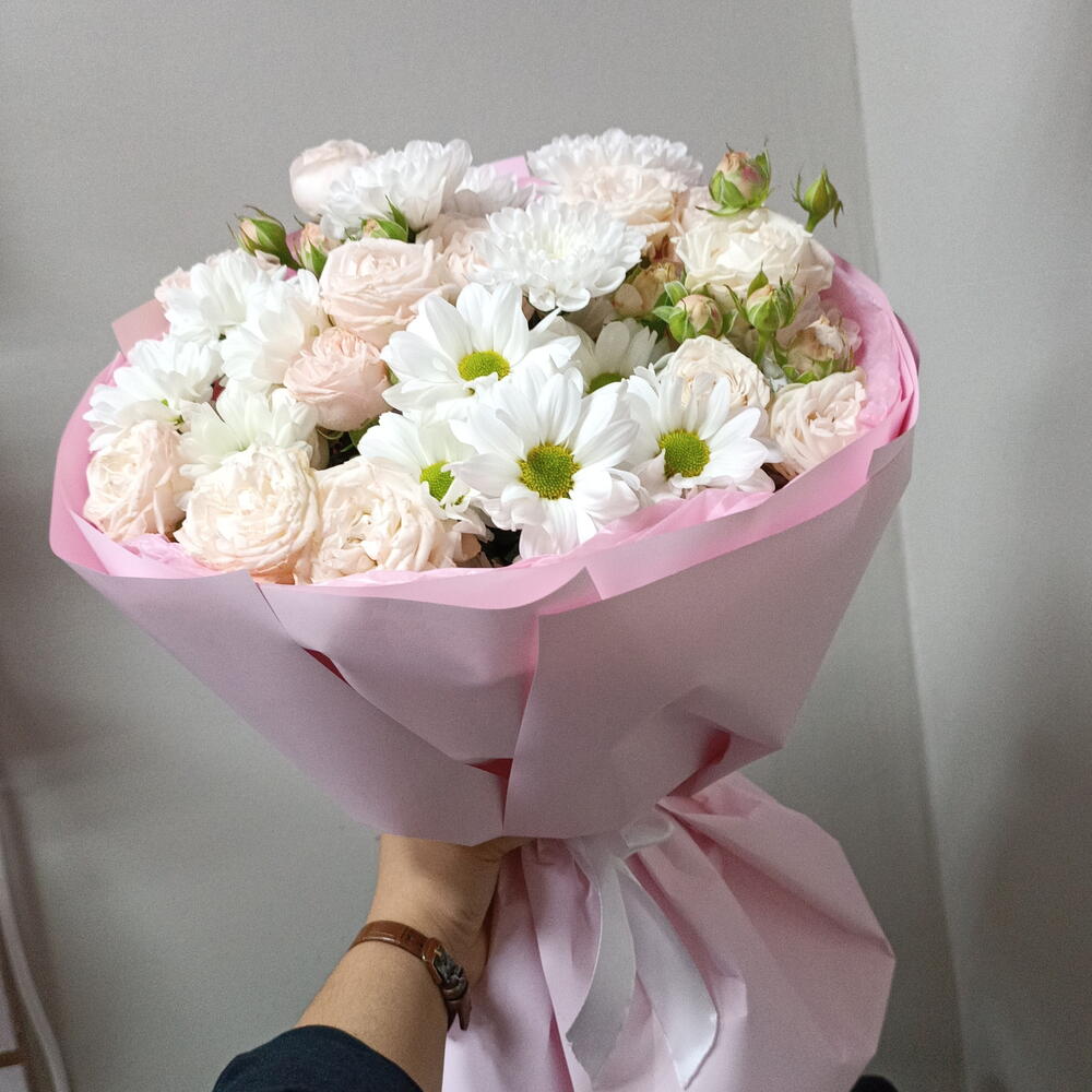 Кустовые розы с ромашками🌸