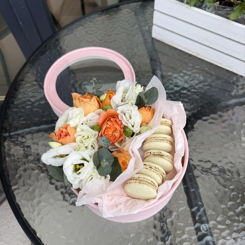 Коробка с цветами и макаронс фисташковый