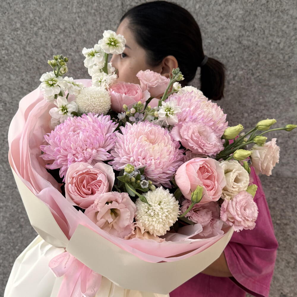 Signature mixed bouquet with lisianthus, roses and chrysanthemums "Pink Magic"