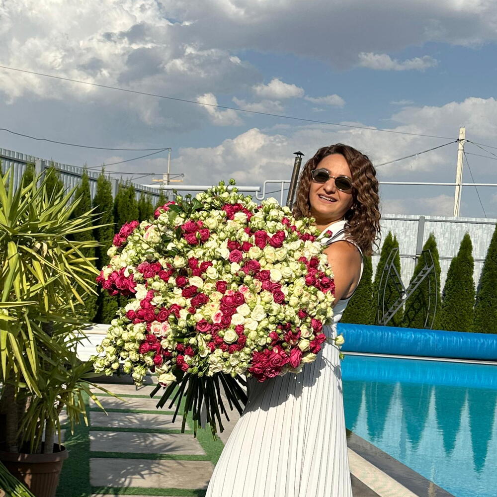 101 peony-shaped spray roses