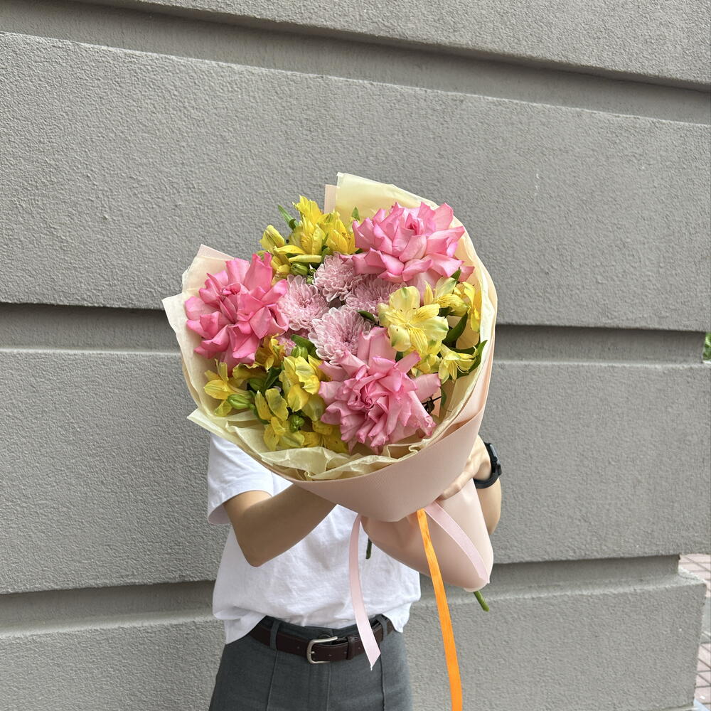 💐 Букет «Солнечный звонок»: Яркие розовые и желтые оттенки для учителя на 1 сентября! 🎒🍁
