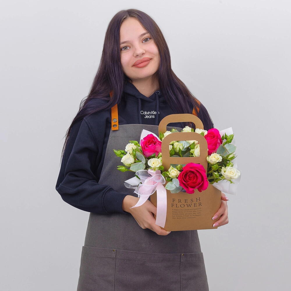 Композиция "Розы в сумочке крафт" 0887