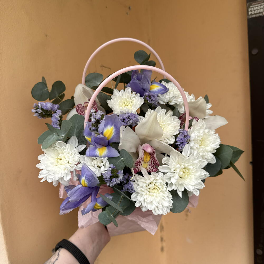 Сумочка романтичная 💕 «Чувство легкости» в составе орхидея, хризантема BALTICA, ирисы и эвкалипт CINEREA