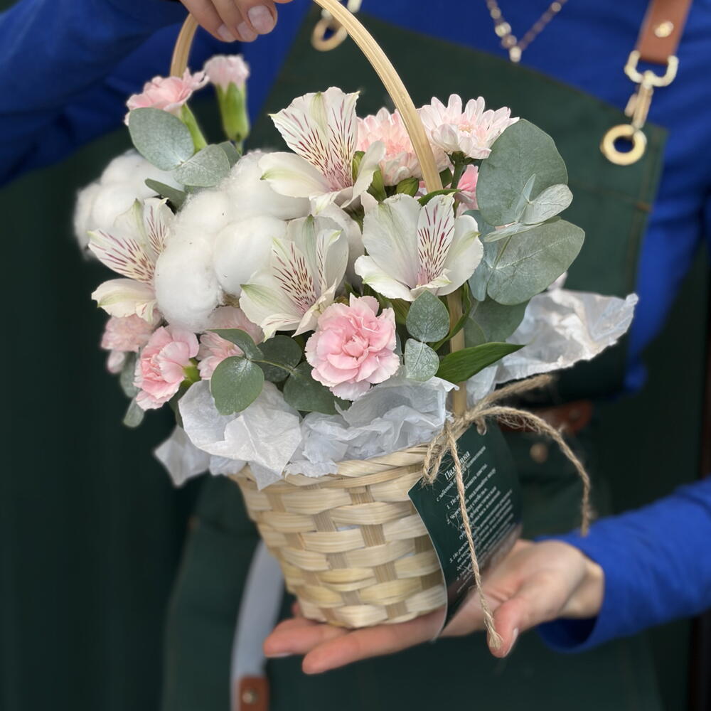 Цветы в корзинке