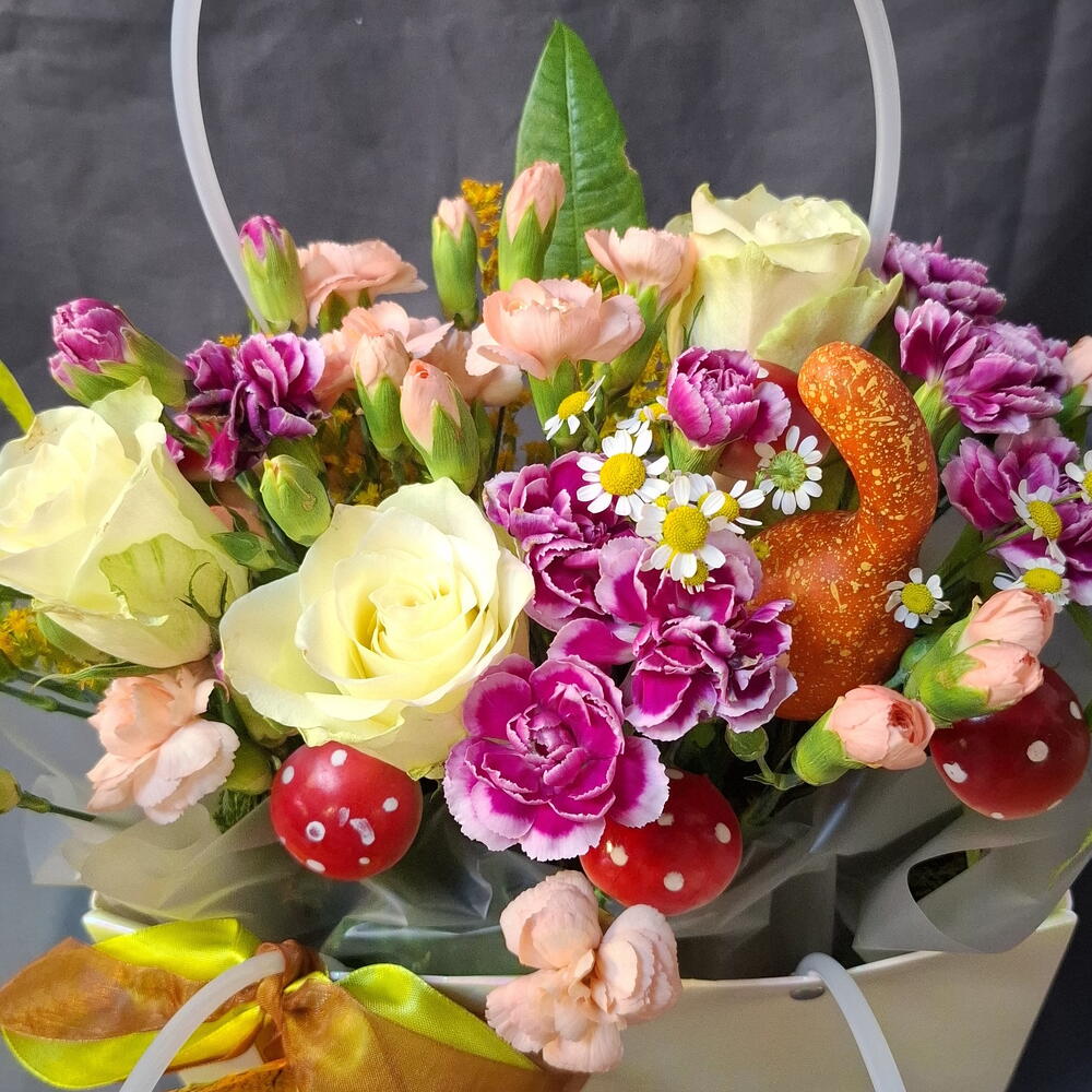 Сумка с розами и диантусом 💐