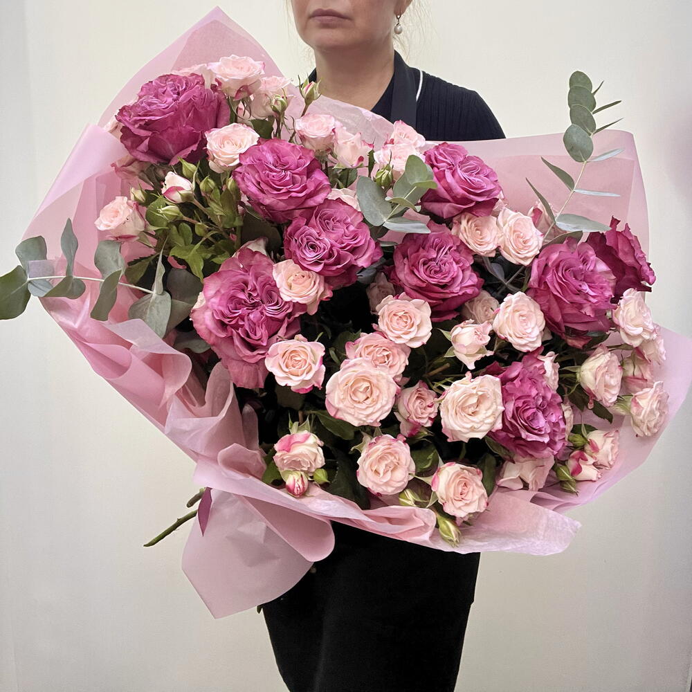 Букет Для самой восхитительной из пионовидных и кустовых нежных роз и эвкалипта