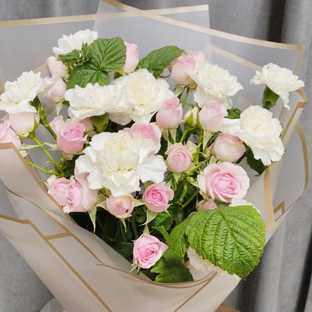Букет с диантусами и кустовыми розами
