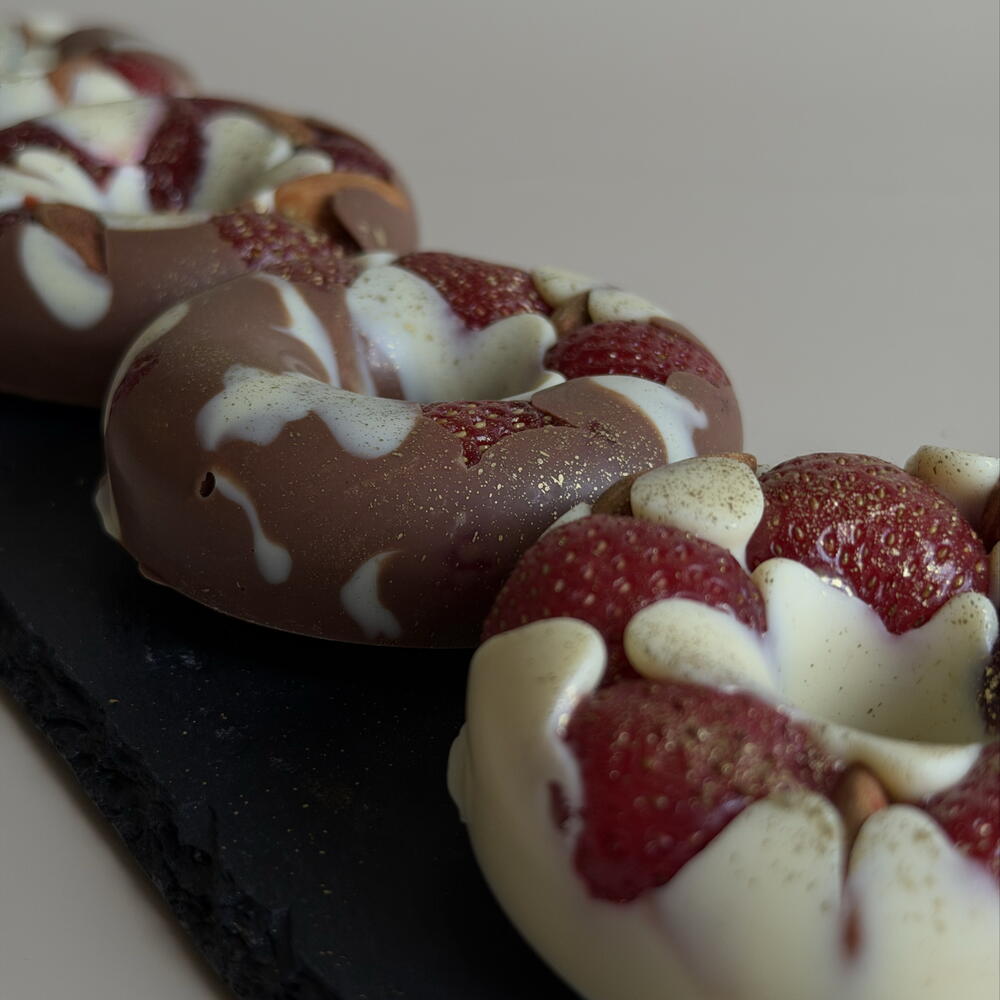 BERRY CHOCO DONUT