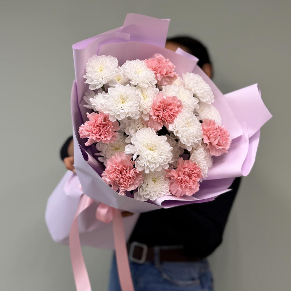 🌸 «Нежный дуэт: кустовые хризантемы и розовые диантусы» 🌸