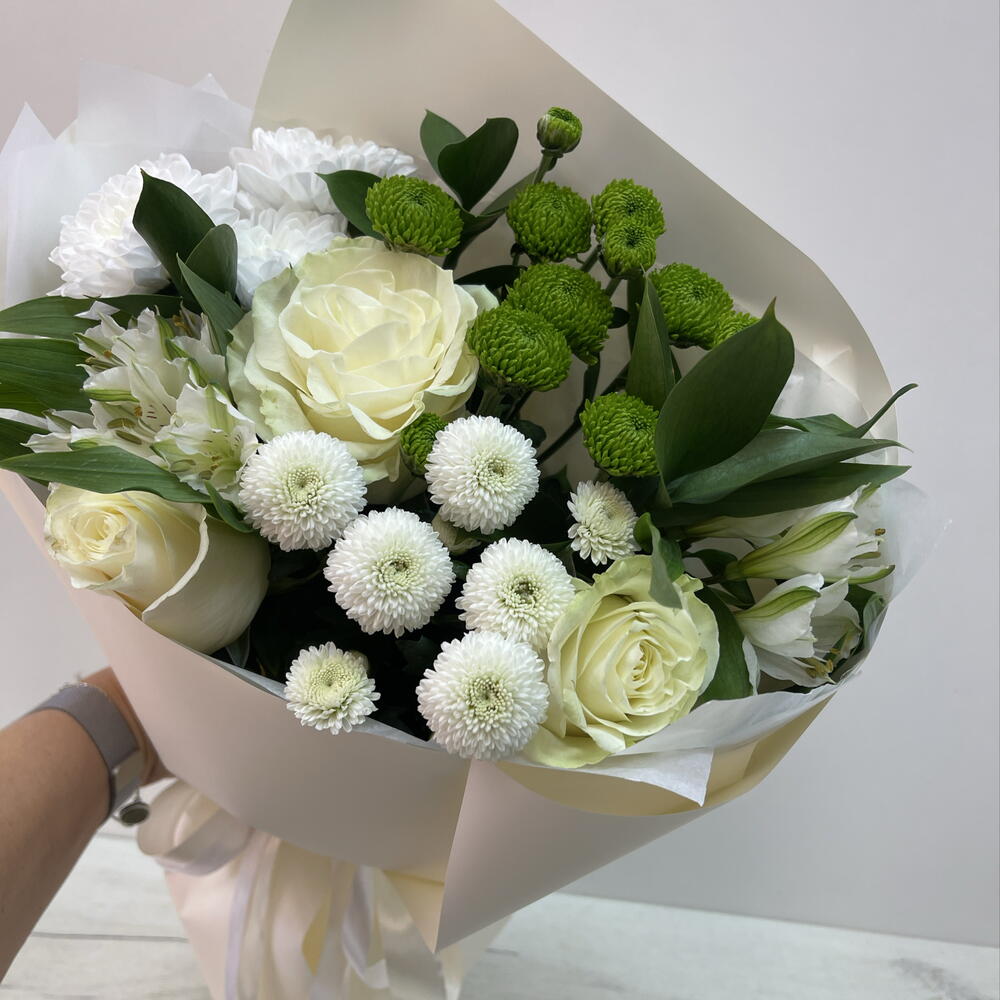 Букет с розами и хризантемами