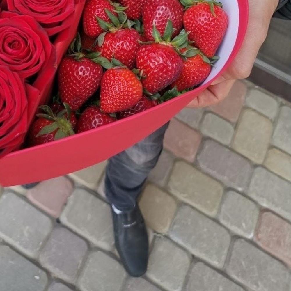 Красные розы и клубника в коробке