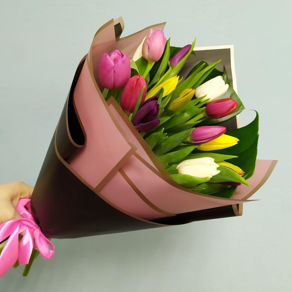Микс тюльпанов с монстерой