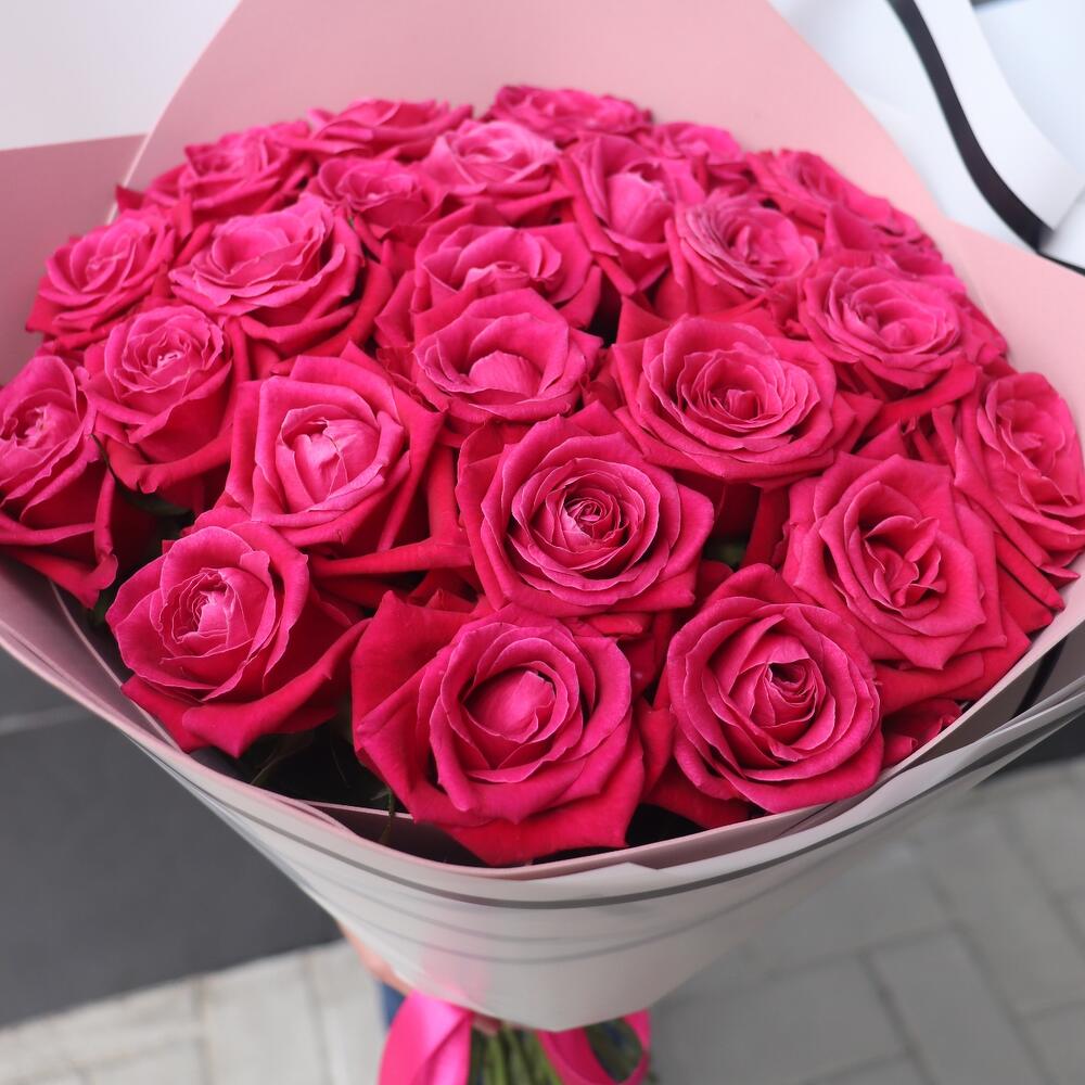 25 розовых роз