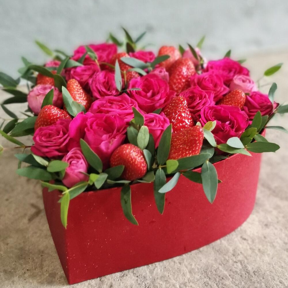 Клубника с розами