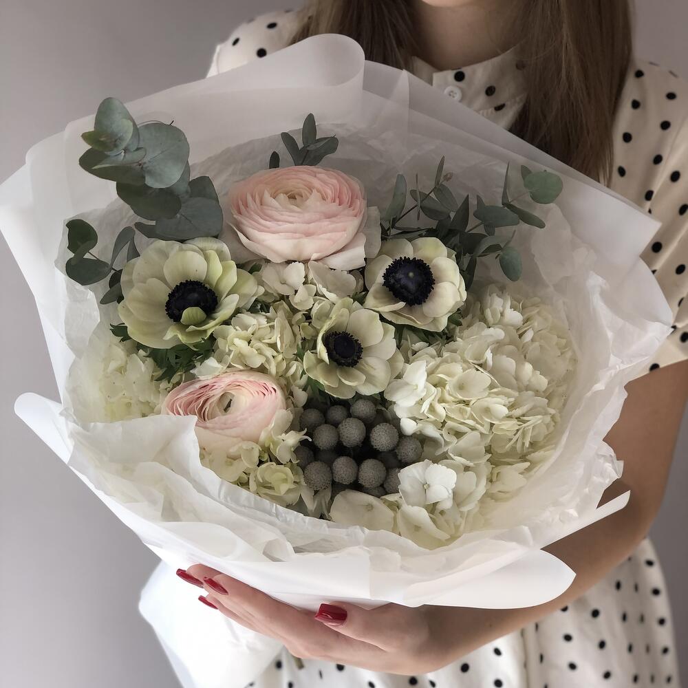 Букет с лютиками и гортензией Искушение (в размере М), Flowers & Gifts