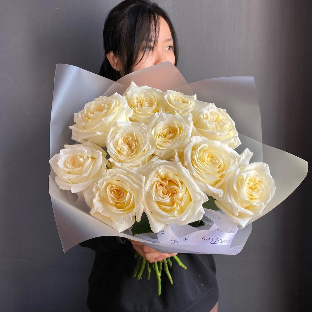 Bouquet of peony-shaped Ecuadorian roses