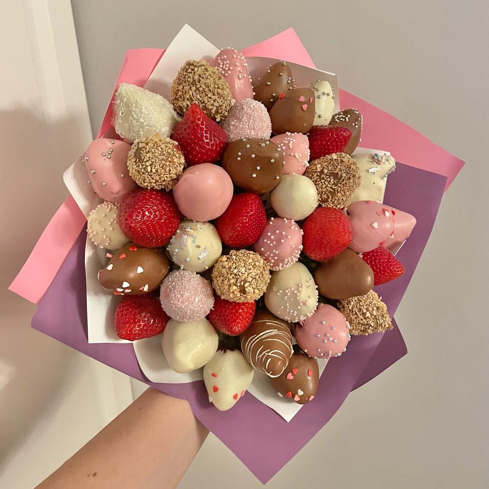 Brillante ramo de fresas cubiertas de chocolate