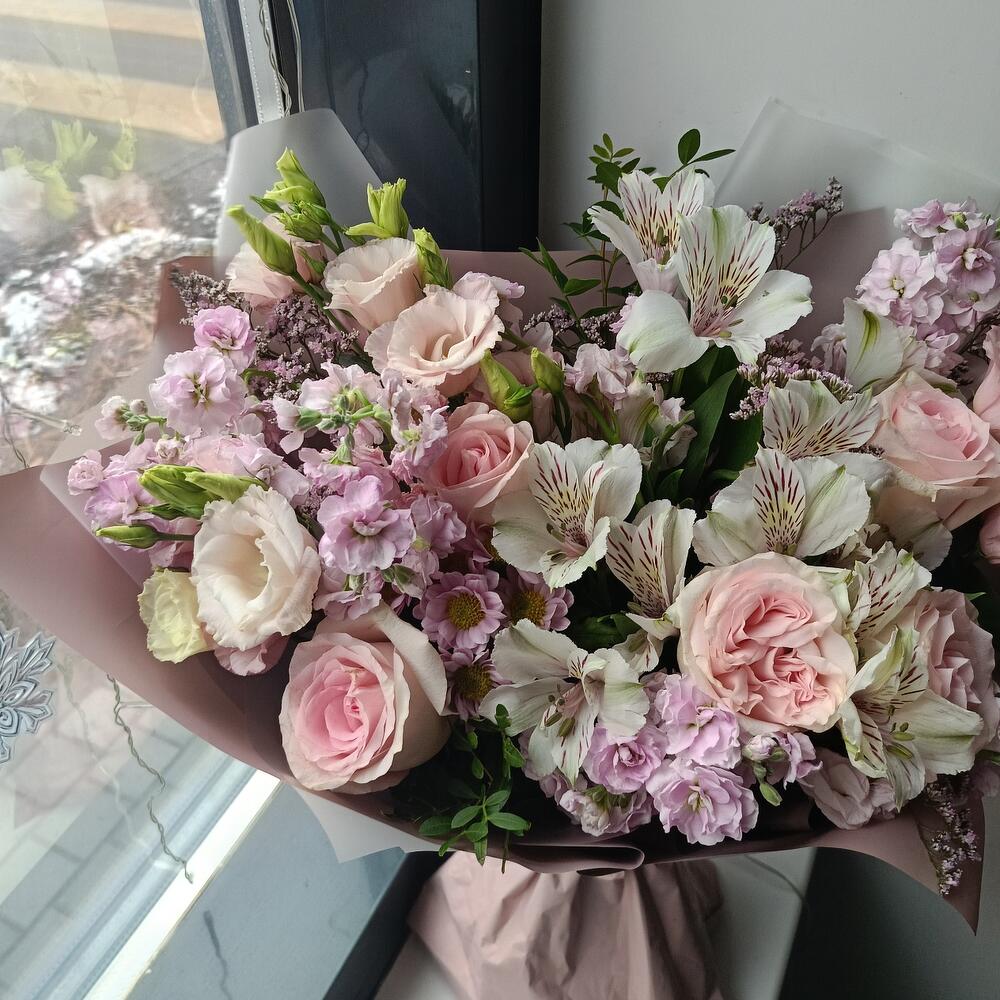 Букет с розами, альстромерией и матиоллой 💜Розы Дофаминовый букет На выпускной