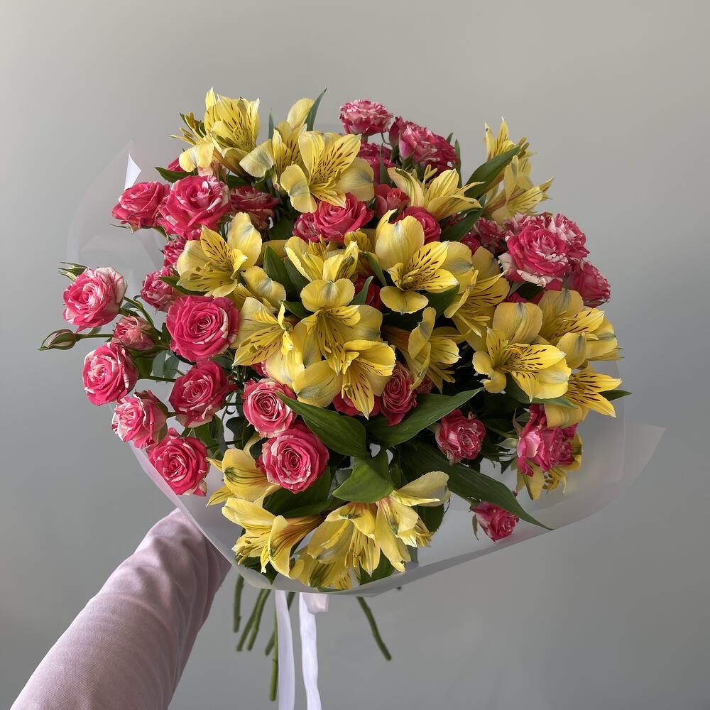 5 кустовых роз с альстромерией🩷💛