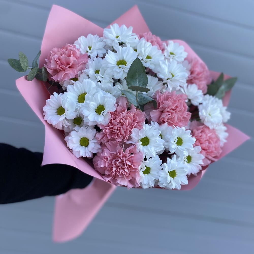 Стойкий букет с ромашкам и диантусами