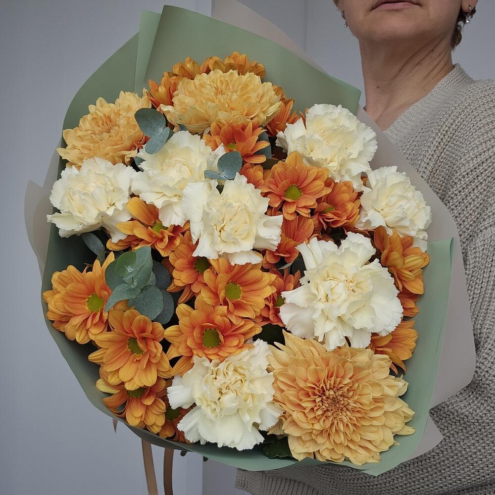 Букет из кустовых хризантем сорта Кайа, одноголовых хризантем сорта Калимба и лимонных гвоздик