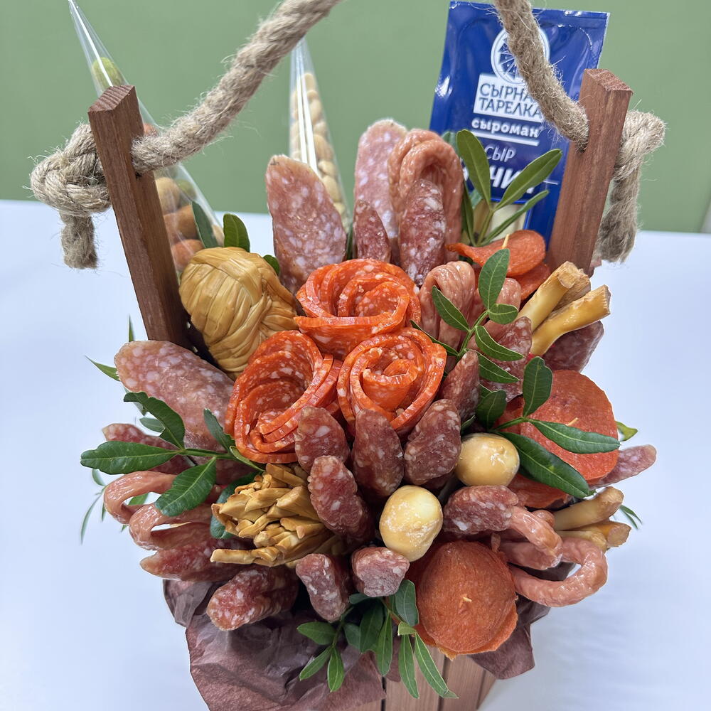 Деревянный бочонок с сыром и колбасой