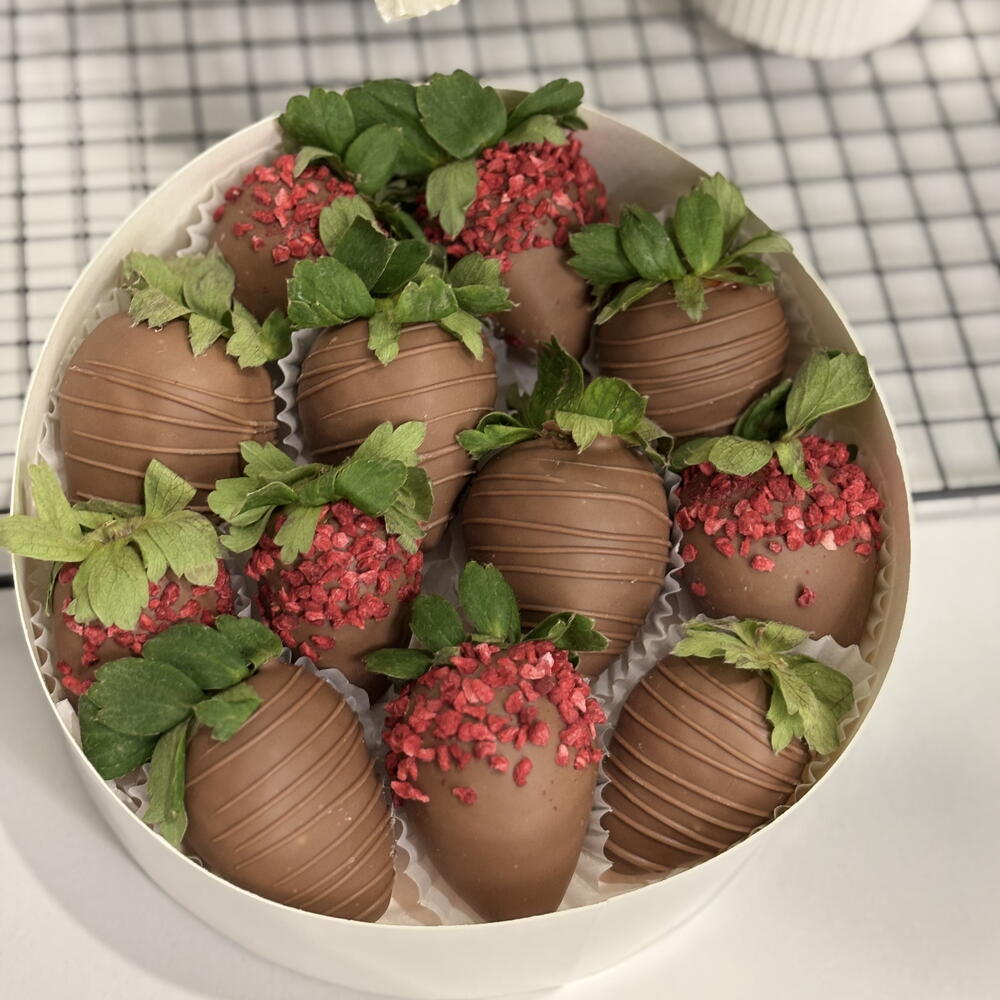Клубника в шоколаде «набор 8» + подарок от Vivienne Sabo — румяна MACARON