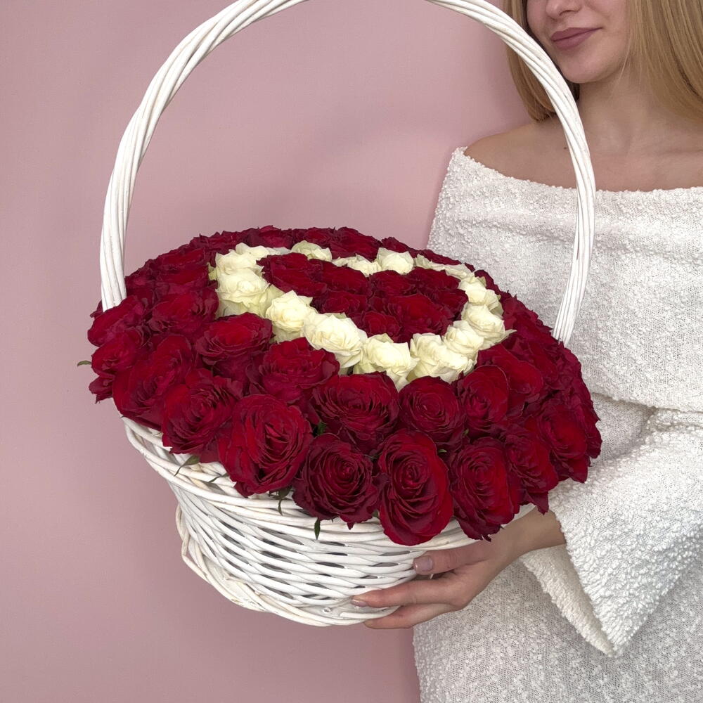 Сердце из роз в корзине