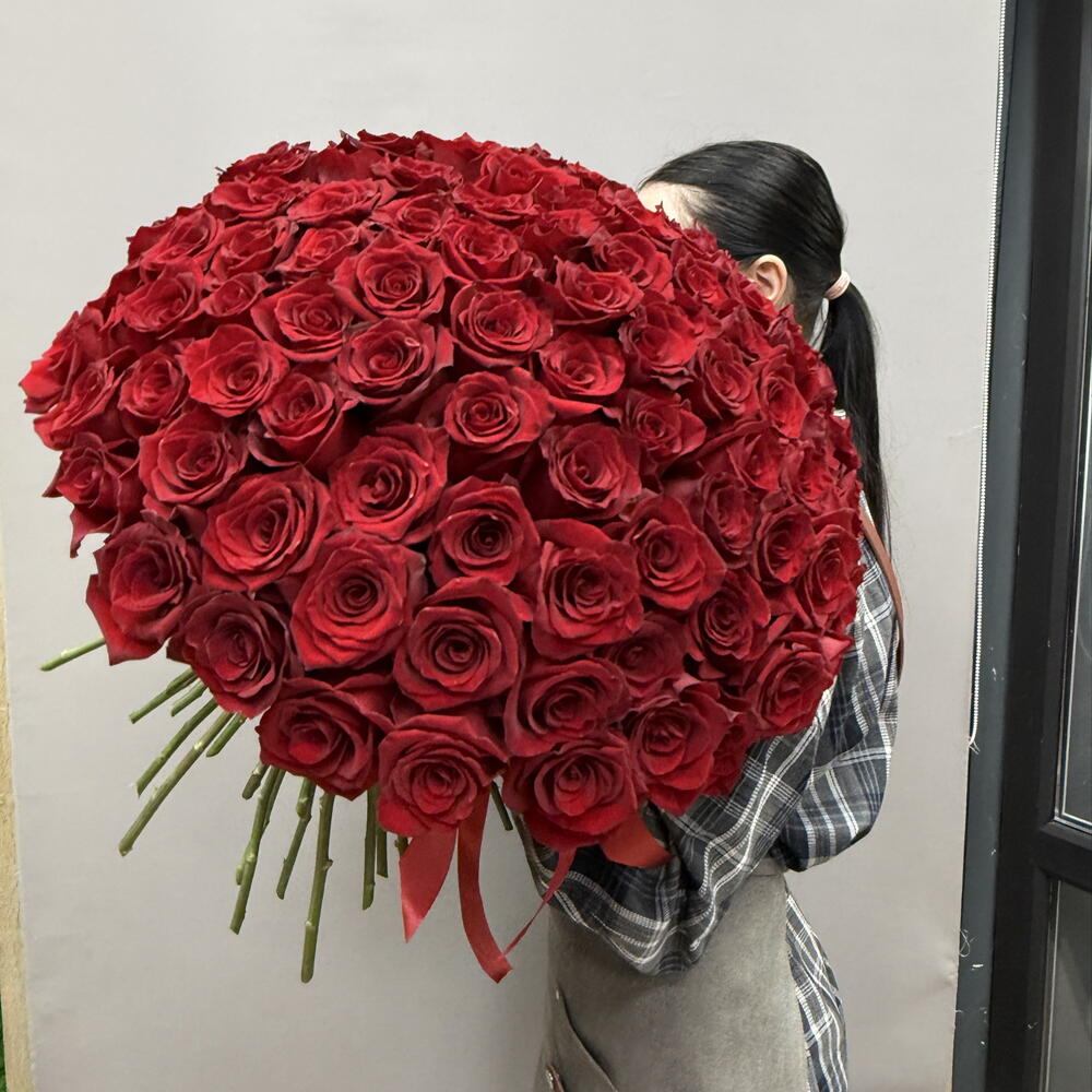 Большой букет из бордовой розы Экспловер 101🌹