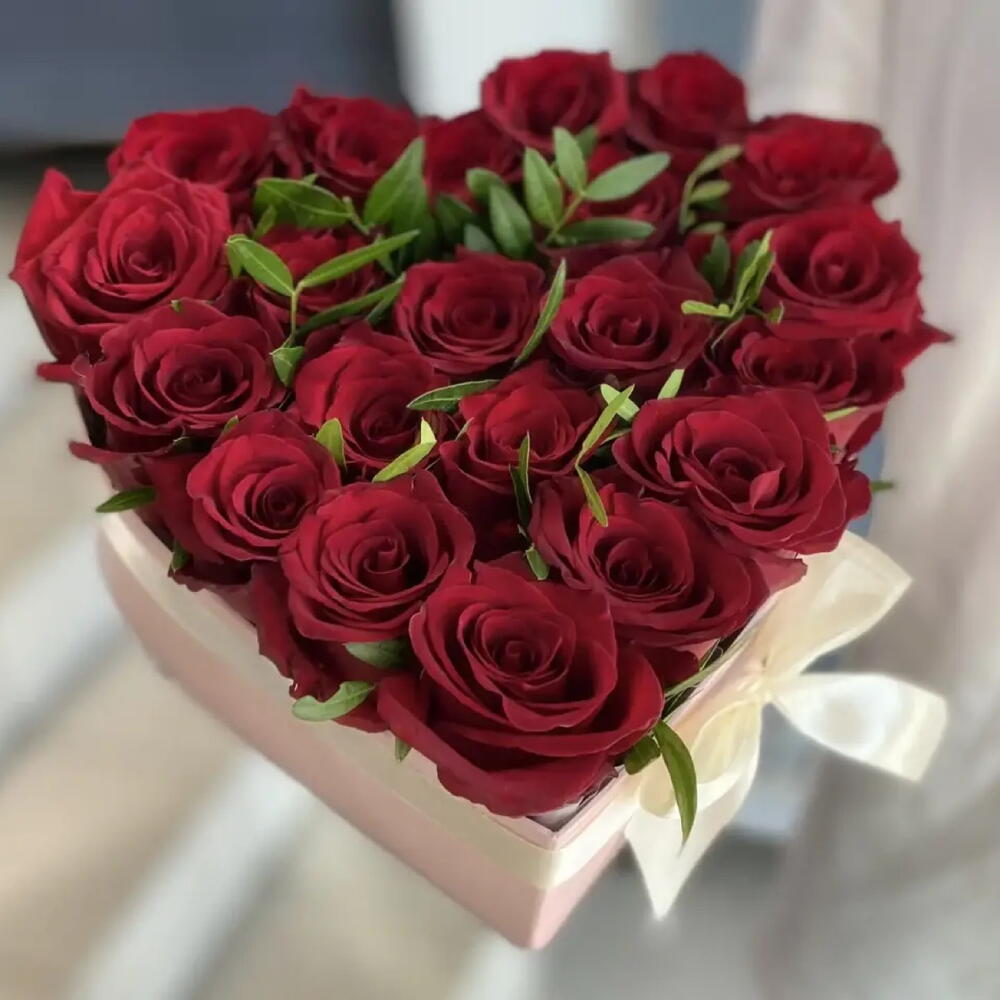 Любовь с первого взгляда из красных роз😍️