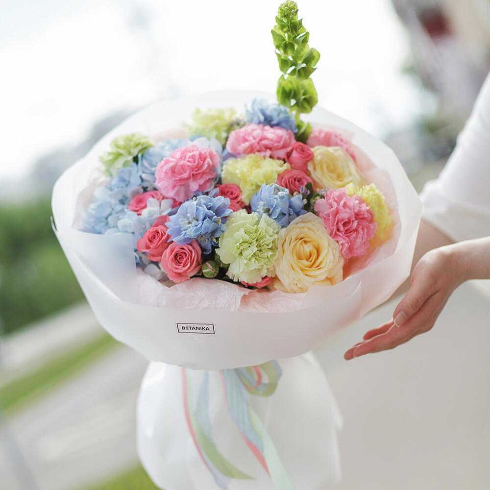 Дофаминовый букет + подарок от Vivienne Sabo — румяна MACARO