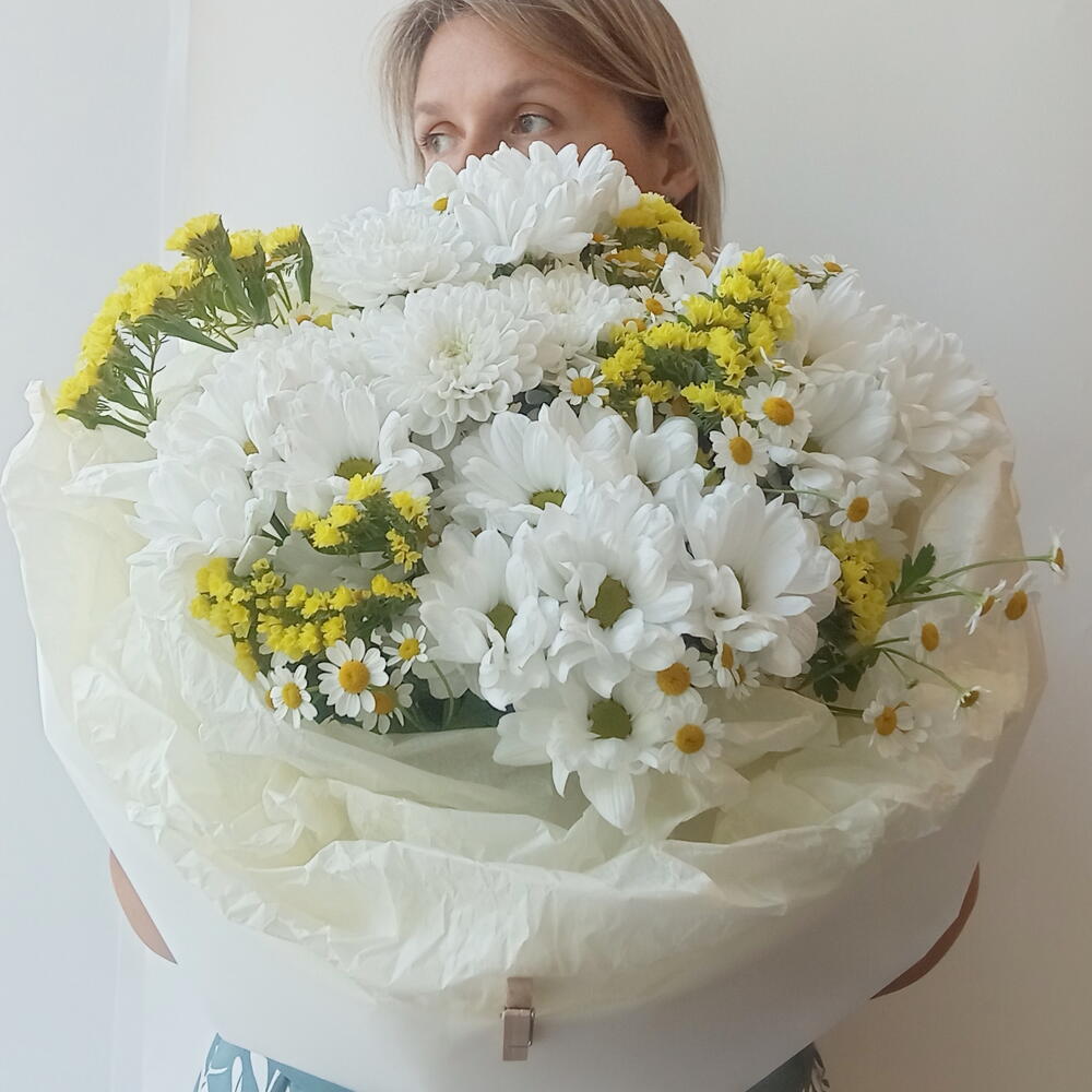 Букет из хризантемы, ромашки и статицы