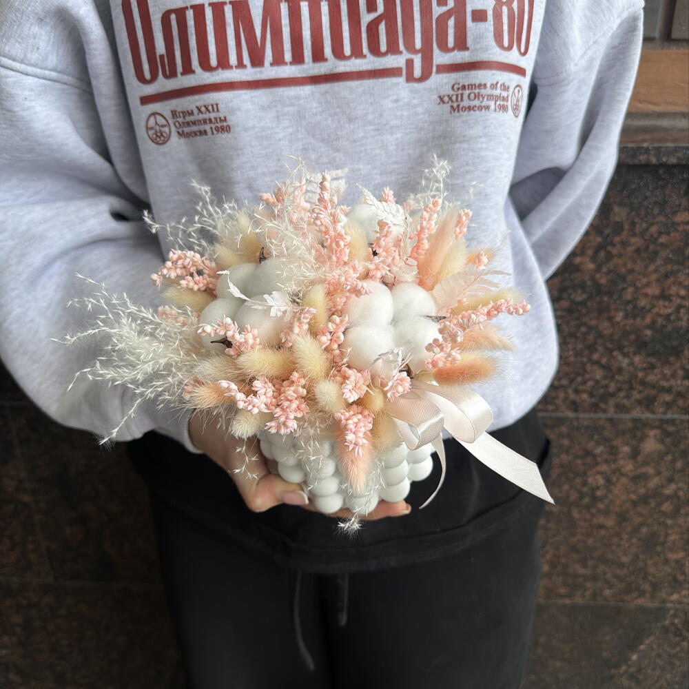 Композиция с белым хлопком, лагурусом и сарго