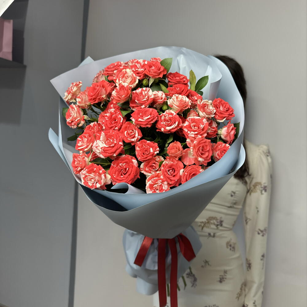 - Кустовых роз букет 💐