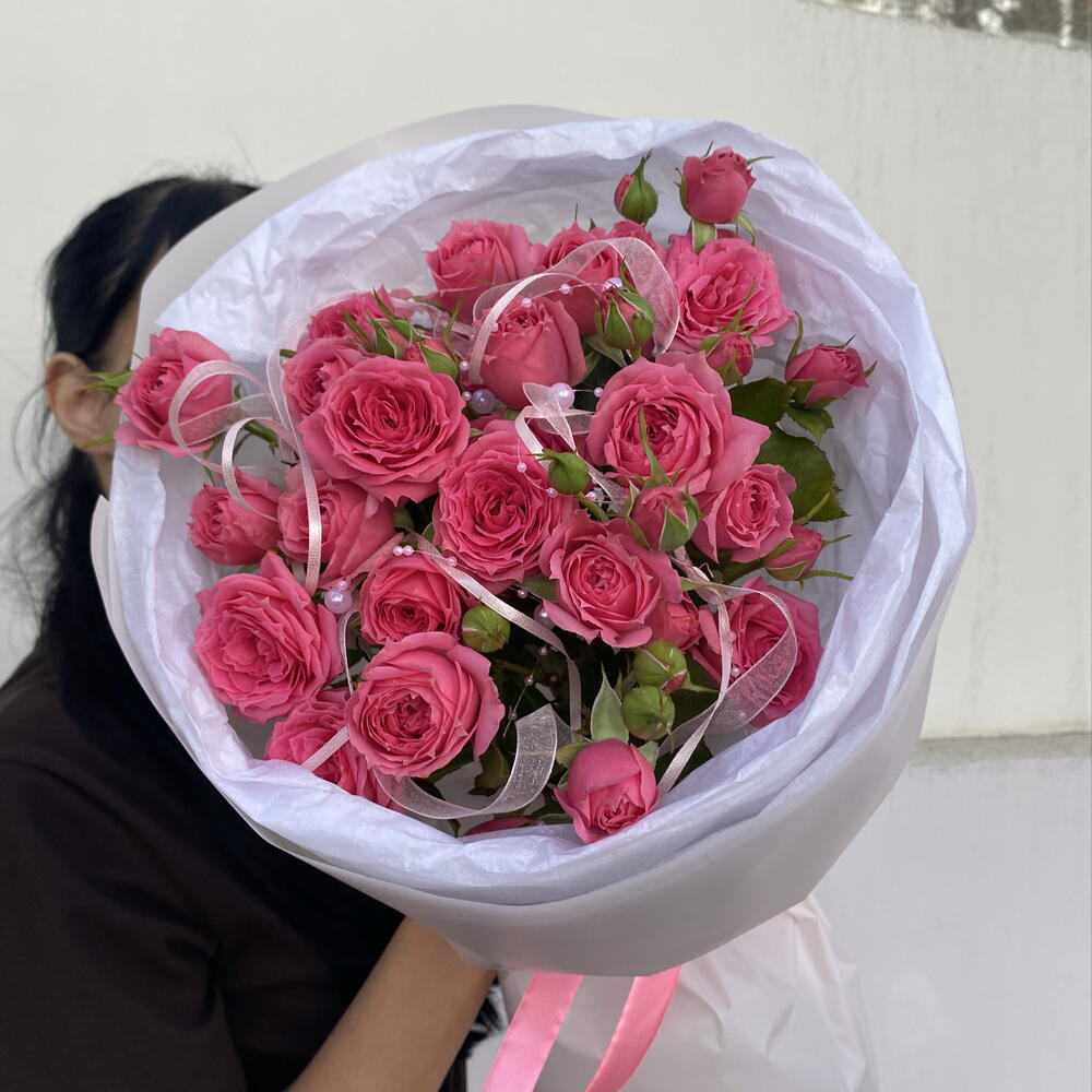 Моно букет из шикарных малиновых кустовых роз 🩷