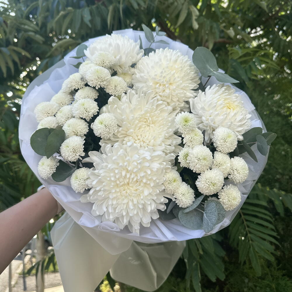 Букет из белых хризантем и эвкалипта 🤍